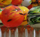 Gartenkugeln aus Glas, bunt und blühend, egal welche Kapriolen das Wetter bietet Gartenkugeln aus Glas, bunt und blühend, egal welche Kapriolen das Wetter bietet